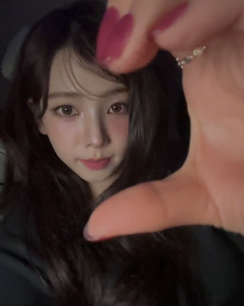 Karina3_yuda29's tweet photo. みんな携帯の前でハート作ってるのバレてるからね。(仲間) https://t.co/VCDI92xKvT