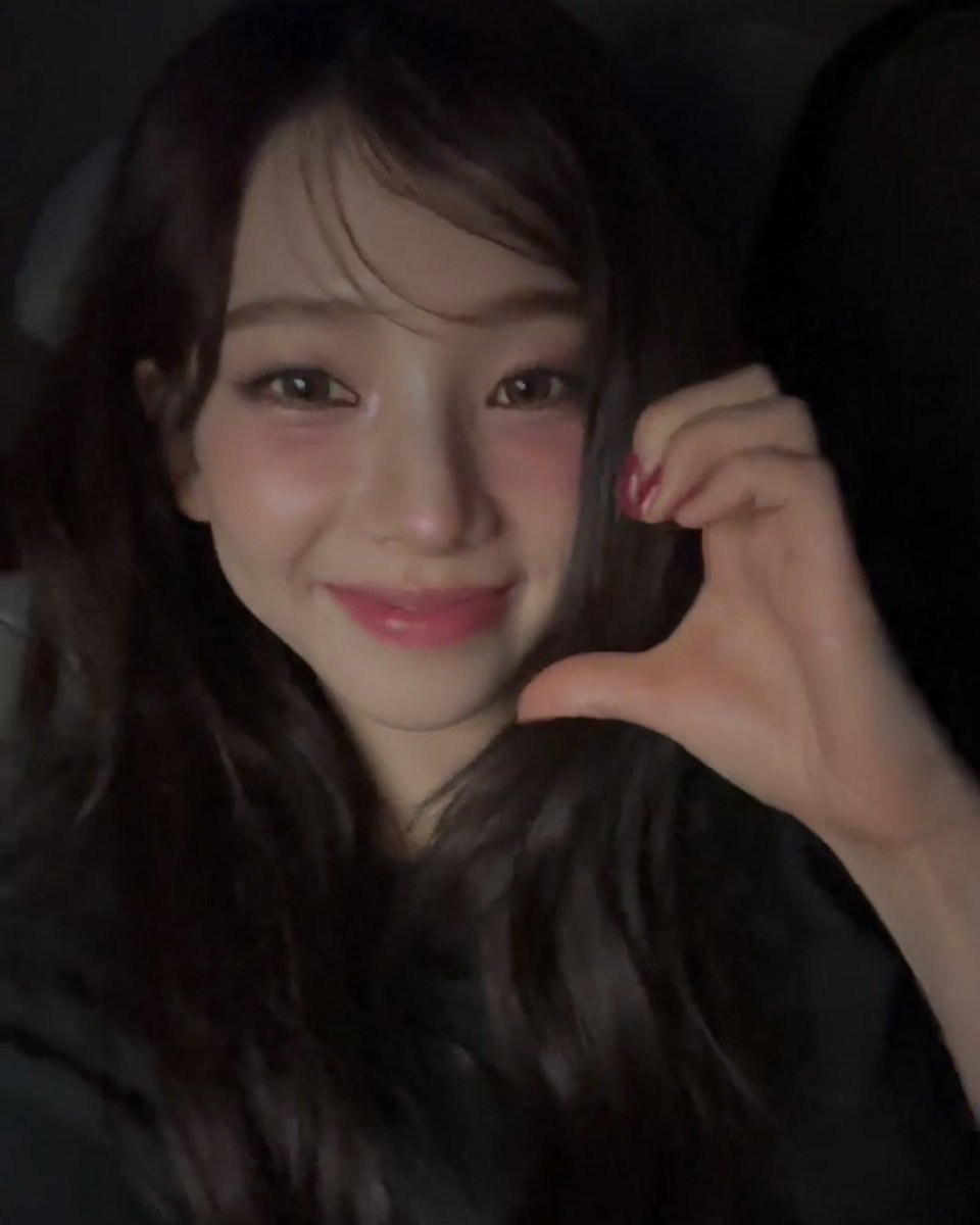 Karina3_yuda29's tweet photo. みんな携帯の前でハート作ってるのバレてるからね。(仲間) https://t.co/VCDI92xKvT