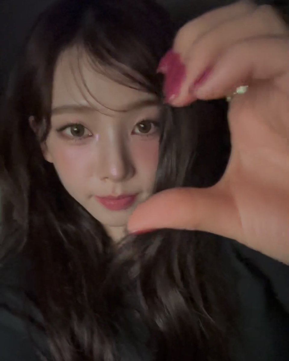 Karina3_yuda29's tweet photo. みんな携帯の前でハート作ってるのバレてるからね。(仲間) https://t.co/VCDI92xKvT