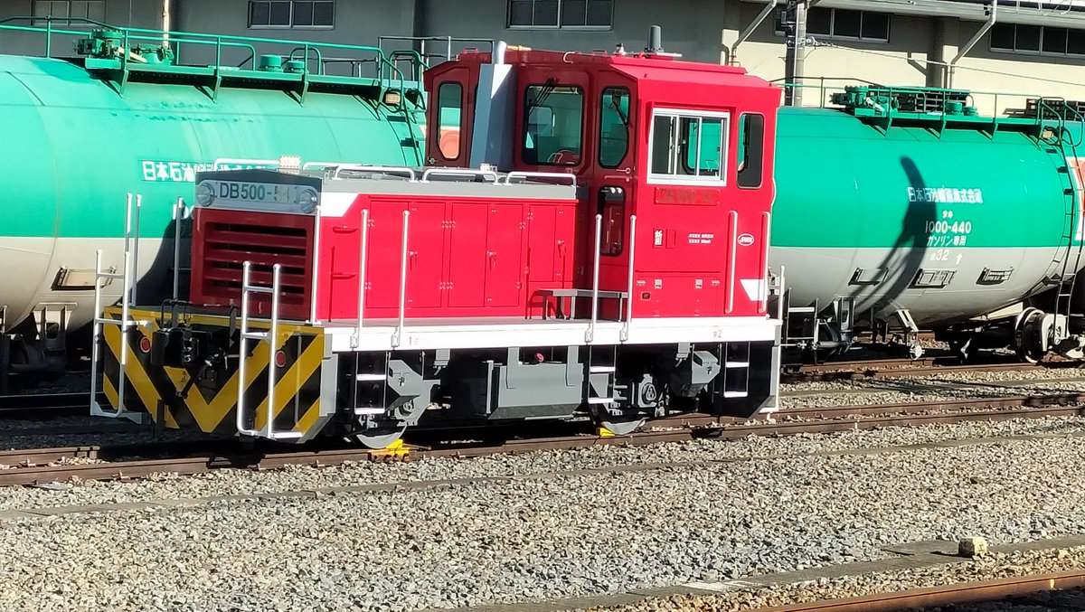 haruki77_wan's tweet photo. #お前もうそれ撮れないだろ選手権
あの頃の竜王駅と先月転属陸送されたDB500-54と廃車陸送された協三20㌧予備機。3月15日のダイヤ改正で入換形態が変わり、過去のものになりました。 https://t.co/4geATLIXUA