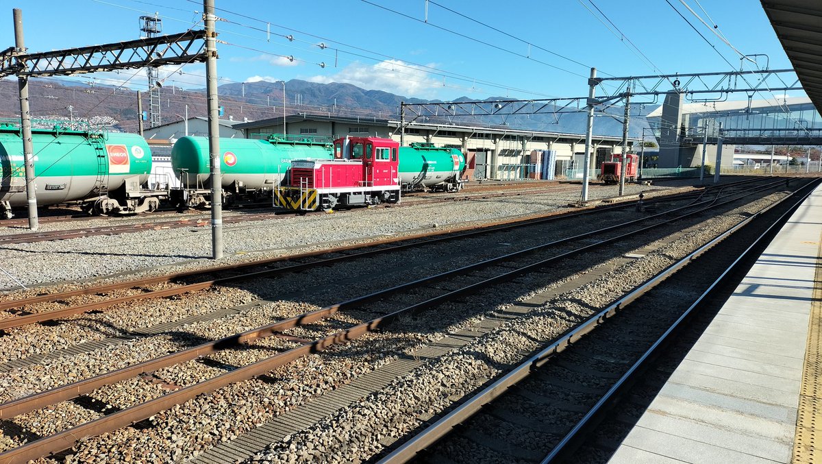 haruki77_wan's tweet photo. #お前もうそれ撮れないだろ選手権
あの頃の竜王駅と先月転属陸送されたDB500-54と廃車陸送された協三20㌧予備機。3月15日のダイヤ改正で入換形態が変わり、過去のものになりました。 https://t.co/4geATLIXUA