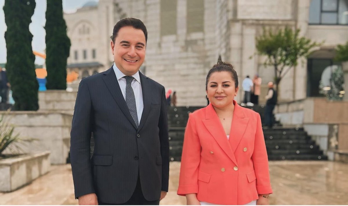 Geçmiş dönem seçim sürecinde aynı hedefler için yan yana yürüdüğümüz DEVA Partisi Genel Başkanı sayın Ali Babacan <a href="/alibabacan/">Ali Babacan</a> ile güzel bir kare. Siyasette nezaketin ve diyaloğun önemini her zaman hatırlamak gerek.