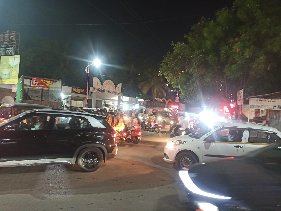 OnkarJadhav1998's tweet photo. गेल्या अनेक दिवसांपासून काळेवाडी येथील गोडांबे चौक येथे वाहतूक कोंडी होत आहे. तरीही येथे @PCcityPolice आणि @pcmcindiagovin यांच्याकडून कोणत्याही उपाययोजना केल्या गेल्या नाहीत. येथे शेजारीच मंगल कार्यालय देखील असल्याने लग्नकार्यामुळे मोठ्या प्रमाणावर रस्त्यावर वर्दळ असते.
#PCMC https://t.co/Gx23zYMZG6