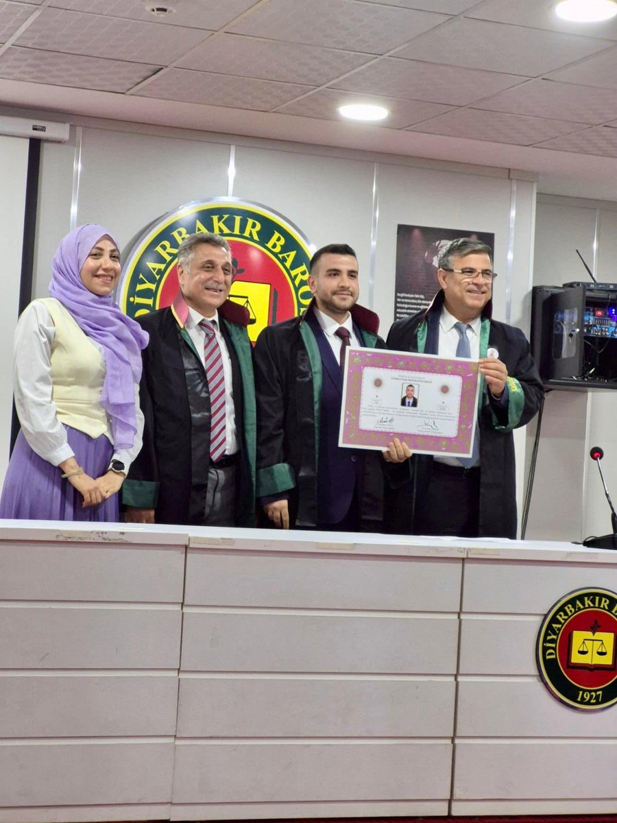 ADVANHalit's tweet photo. Stajyerim Yunus Akın’a yemin töreninde cübbesini giydirdik. Meslek yaşamında başarılar diliyorum. https://t.co/AopumInCIB