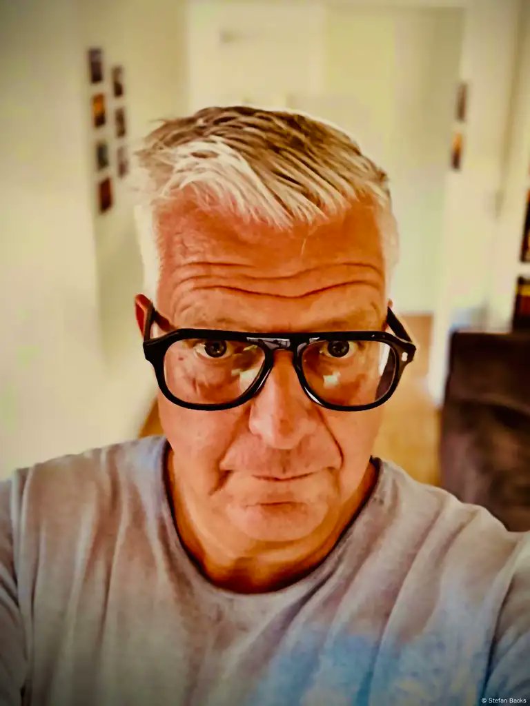 kumpel0494's tweet photo. Dieser Typ hat Ralles Karriere zerruppt..

Beim Anblick des Videos empfinde ich tiefe Abneigung für diesen "Berater" #S04 #Ralle 💙 https://t.co/Bqpt1d8ntj