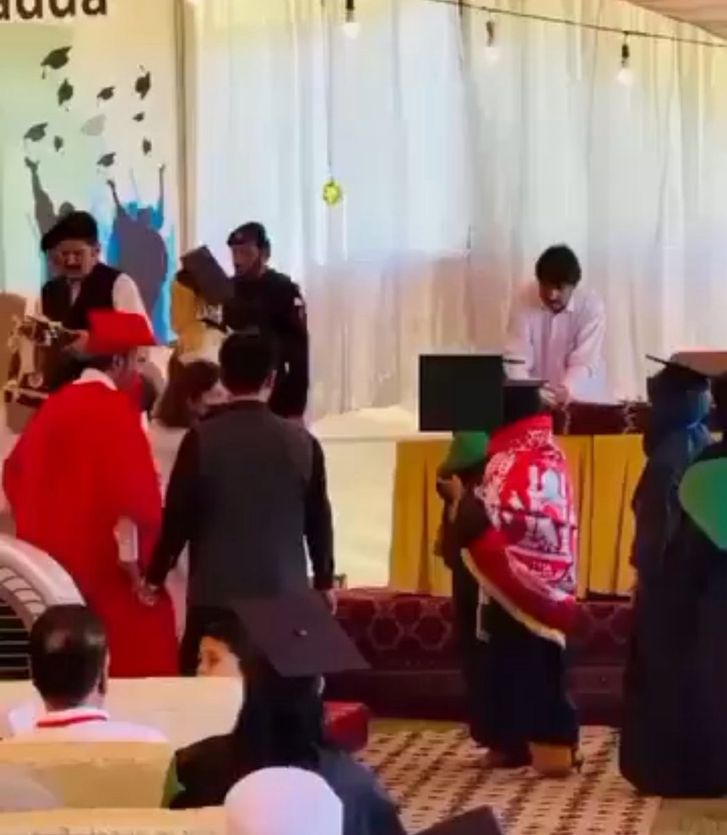 په باچا خان پوهنتون کې له یوې پېغلې د افغانستان د ملي بېرغ اخیستل او هغه ګواښل کومه نوې خبره نه ده، کټ مټ ورته عمل په افغانستان کې هم کیږي، دلته خو ان د وهلو او وژلو تر سرحده هم ګواښ شته.
چې په خپله خاوره دې واکمن ملي بېرغ نه مني له هغې خاورې چې پردي پرې حاکمان دي ګیله مسخره