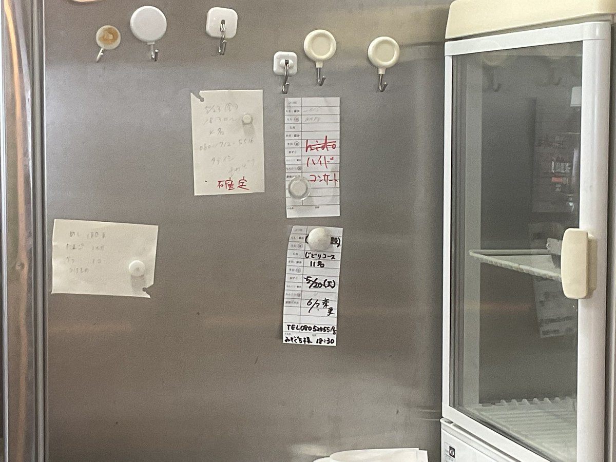 TEZJunkyBanana's tweet photo. とりあんさん🐔この日の為に、電話で店長さんと話してて...なんとお店にメモ書きしてあったという📝なんという事でしょう🤩HYDEのスペルが分からなくてカタカナで書き直してるとこがツボ🤭笑

#とりあん
#唐揚げ
#宇佐
#BEASTPARTY
#ビスパ
#VAMPS
#肉フェス
#からあげは文化です https://t.co/j2ERnBVRh9