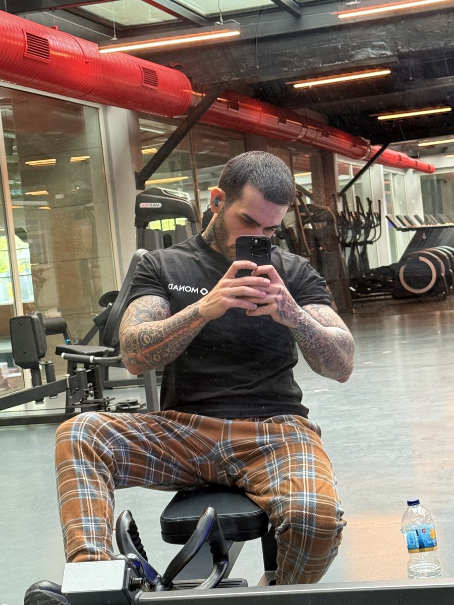GET OFF YOUR LAZY ASS AND HIT THE GYM 🤝