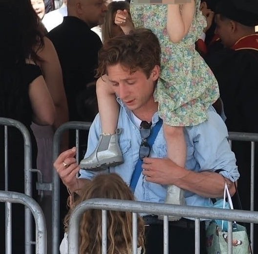 dearpyramus's tweet photo. he’s so disney prince here https://t.co/vQj5FsPkkr