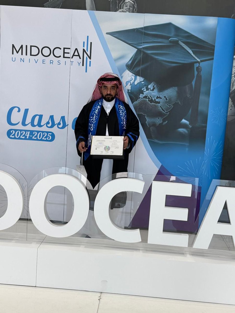 الحمد لله الذي بنعمته تتم الصالحات.
أبارك لأخي الطبيب سيف حميد الحسيكي الحارثي تخرجه اليوم من جامعة ميداوشن وحصوله على درجة الماجستير.
فخورون بك ونتمنى لك مزيدًا من النجاح والتوفيق.