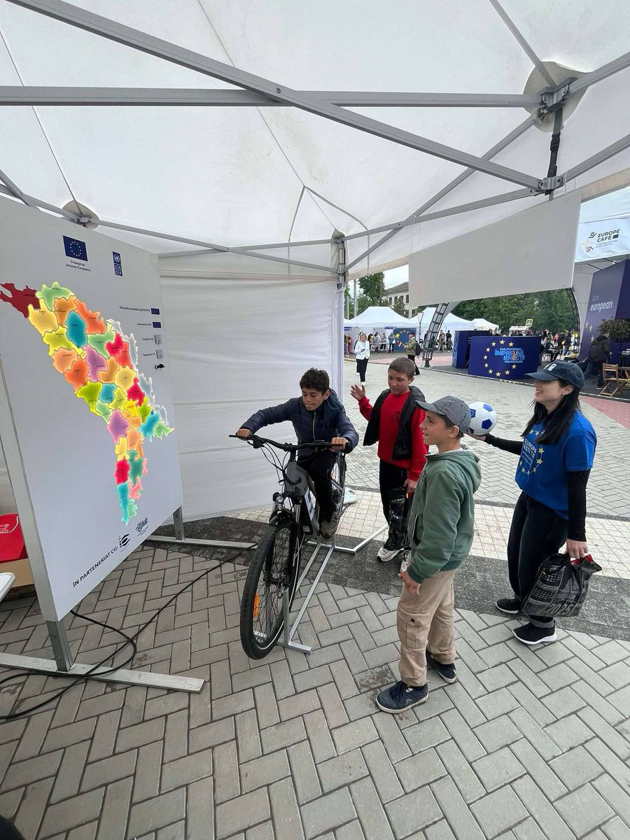 UNDPMoldova's tweet photo. We loved having you at the #UNDPEUPartnership project stands at Căușeni EU Fair!
Your curiosity while pedalling the eco-bike 🚴‍♀️ and your brilliant minds in tackling our quizzes truly impressed us. We look forward to work with you to #BuildForwardBetter! https://t.co/QPGDZi8UyO