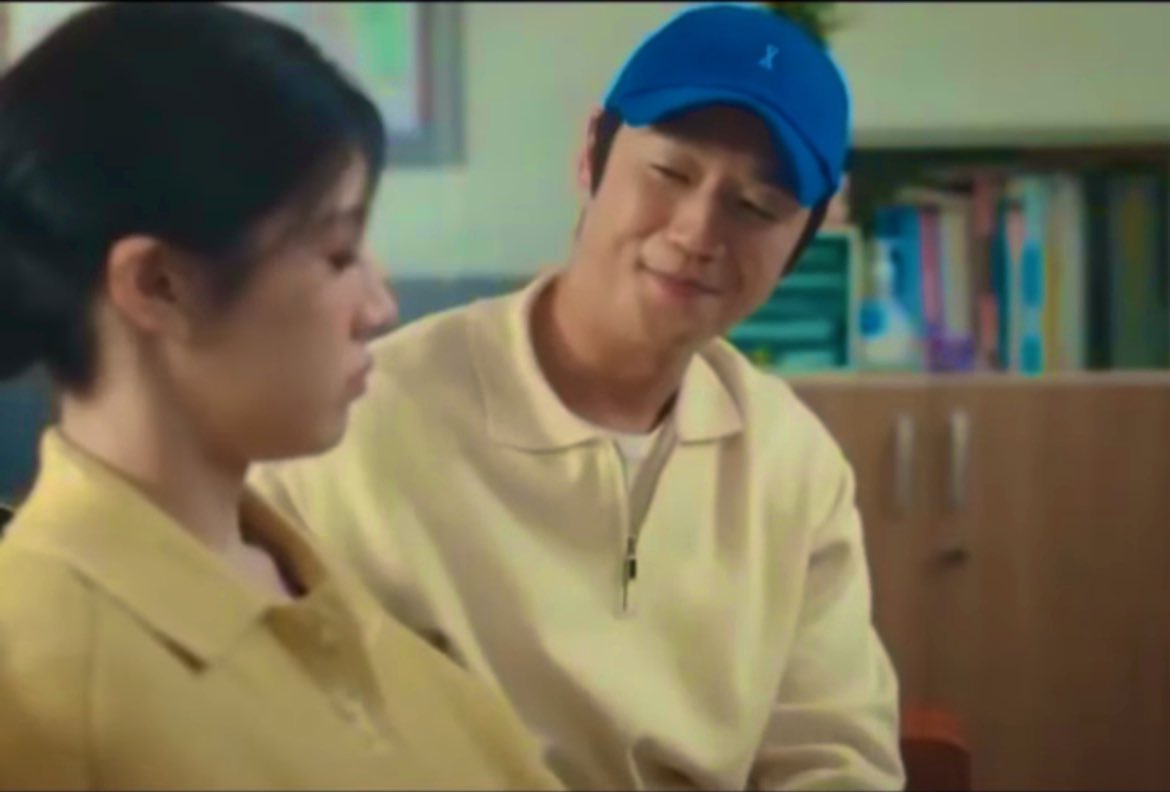 FlyJungha's tweet photo. Isn’t Oh Yiyoung a lucky girl??? 
Everyone baby ing her at home, Professors love her at hospital and she has very mature ,reliable, cool and cute boyfriend. 🥰🥰#ResidentPlaybook https://t.co/JbOFdZQax1