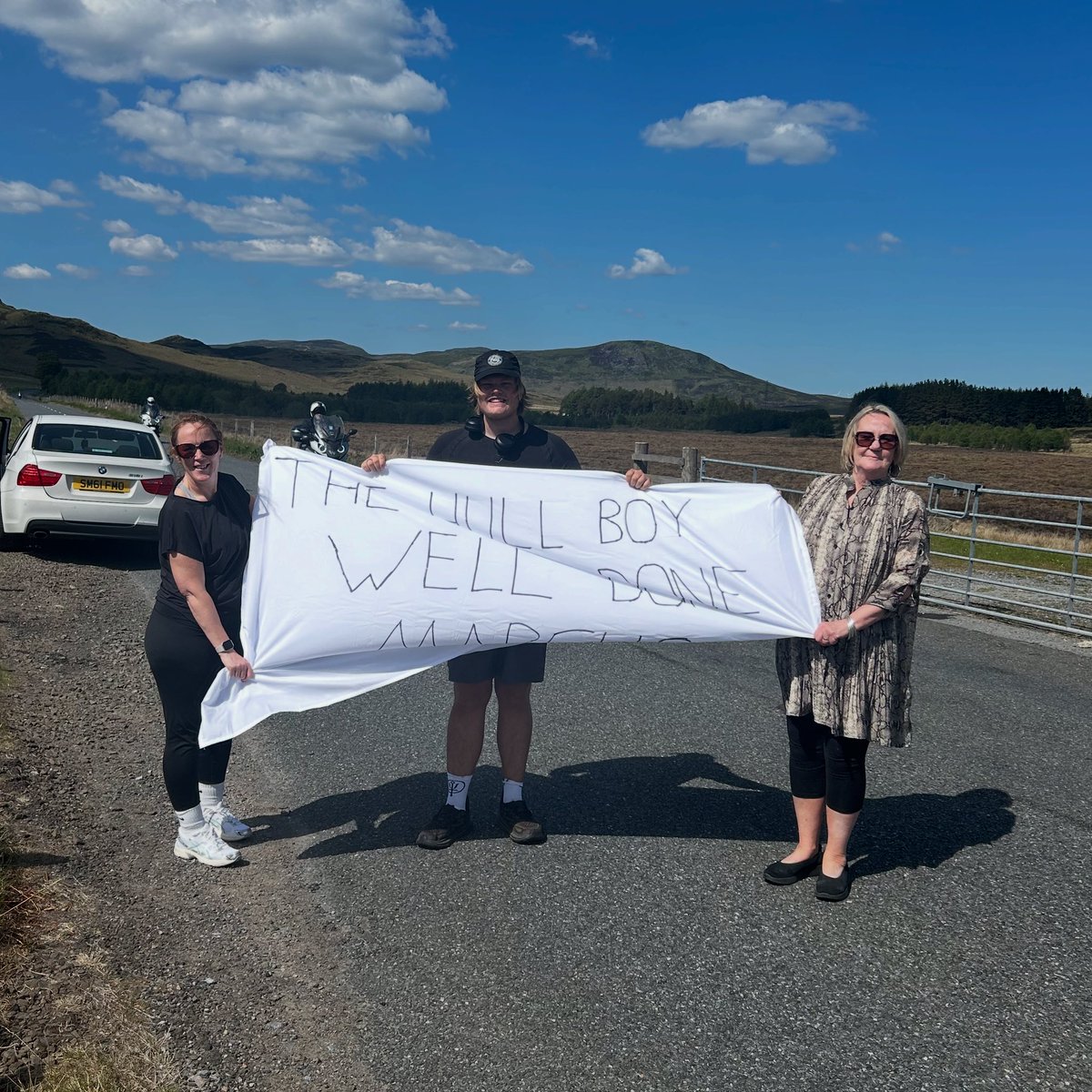 Thehullboy1's tweet image. What a surprise to see on the side of the road. These legends, travelled an hour and a half to come say hello. Thank you for the support ❤️