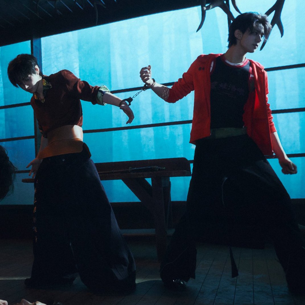 heehoonfeed's tweet image. hold on why r heehoon handcuffed im going insane😫