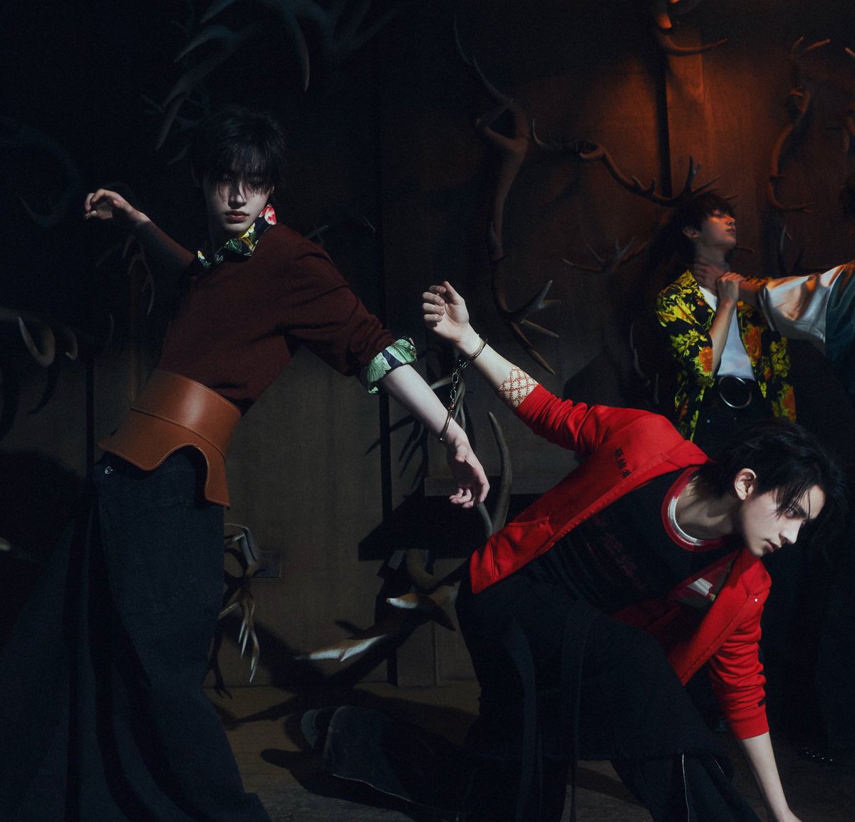 heehoonfeed's tweet image. hold on why r heehoon handcuffed im going insane😫