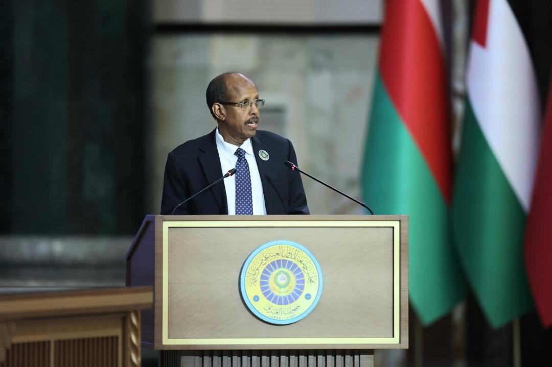 _AfricanUnion's tweet photo. The Chairperson of the @_AfricanUnion Commission H.E. @ymahmoudali had the district opportunity to address the 34th Ordinary Session of the Summit of the Arab League that took place in Baghdad today.
Mr Youssouf called for regional and  international cooperation to end the crisis in Sudan, and Libya, and stabilisation efforts in Somalia.

Read @ https://t.co/Eq581QRxCc