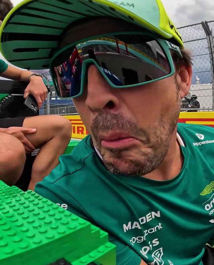 La cara de Andy Cowell al poner a los Aston arriba en Q2 y Q3 con los medios