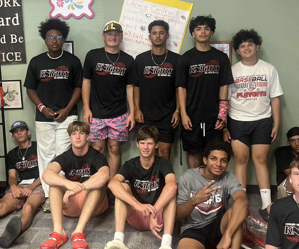 Appreciate Saegert Elementary for allowing Knights Baseball to help with Field Day!!!
Great to see our guys giving back!!