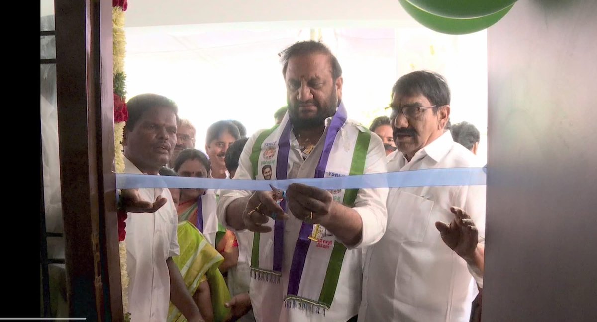 chicagobachi's tweet photo. అంగరంగ వైభవంగా జనం ప్రభంజనం మద్య కోవూరు మండలం వైయస్సార్ కాంగ్రెస్ పార్టీ కార్యాలయం ప్రారంభోత్సవం చేసిన
మాజీ మంత్రివర్యులు
వైసీపీ రాష్ట్ర అధికార ప్రతినిధి
వైసీపీ రాష్ట్ర PAC సభ్యులు
నల్లపరెడ్డి ప్రసన్నకుమార్ రెడ్డి గారు
#ysrcpkovur #YSRCPNellore #KovurMLA #YSRCongressParty #YSJaganMohanReddy