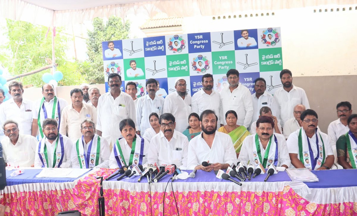 chicagobachi's tweet photo. అంగరంగ వైభవంగా జనం ప్రభంజనం మద్య కోవూరు మండలం వైయస్సార్ కాంగ్రెస్ పార్టీ కార్యాలయం ప్రారంభోత్సవం చేసిన
మాజీ మంత్రివర్యులు
వైసీపీ రాష్ట్ర అధికార ప్రతినిధి
వైసీపీ రాష్ట్ర PAC సభ్యులు
నల్లపరెడ్డి ప్రసన్నకుమార్ రెడ్డి గారు
#ysrcpkovur #YSRCPNellore #KovurMLA #YSRCongressParty #YSJaganMohanReddy