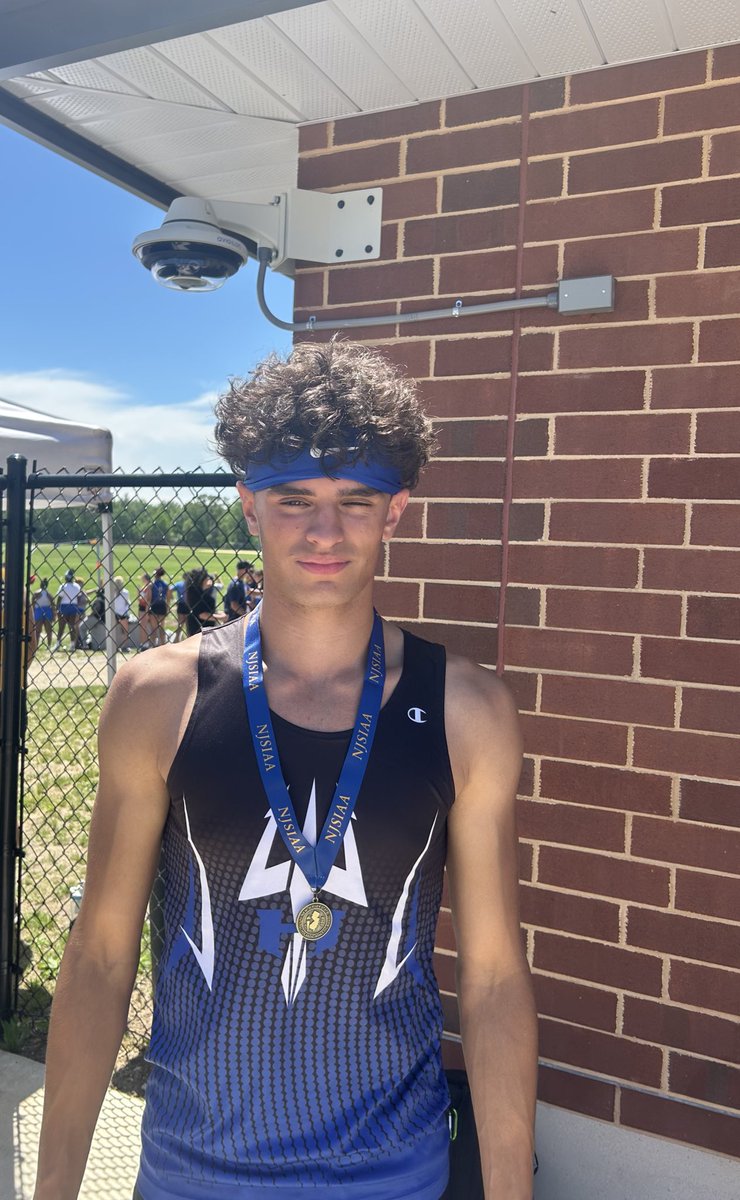 🚨G3S 400m Sectional Champ🚨
🚨HHS 400m Record Broken🚨
With a stacked race of under 50 seconds runners, Senior Jake Edwards just crushed his own 400m school record (49.31) w/ a 48.32🔥to take🥇at the NJSIAA Group 3 South Sectional Championship at Delsea today! 
#BluDevilsPride