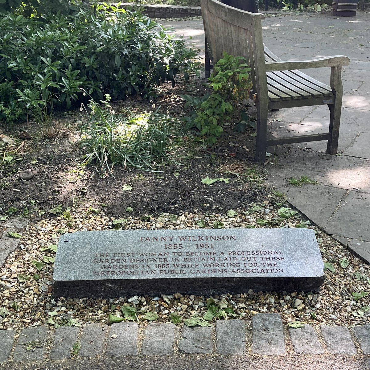 Fanny Wilkinson didn’t get to design many gardens around Bloomsbury. Red Lion Square in Holborn is one of the few nearby. Very good to see the recently installed plaque there.