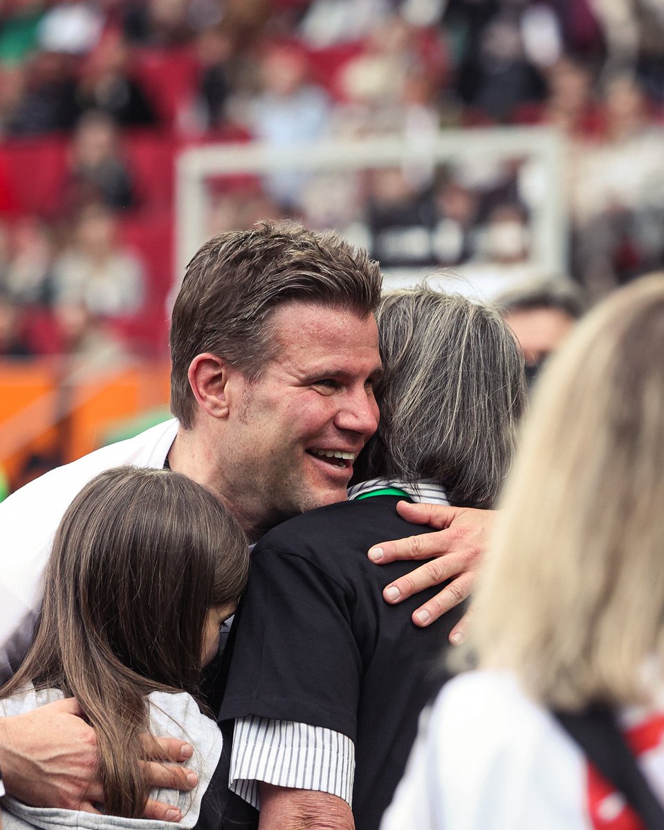 FCAugsburg's tweet photo. Nach dem Spiel wird Dr. Felix #Brych mit einem Spalier verabschiedet - Hut ab vor dieser Karriere und alles Gute für die Zukunft! 👏
#FCAFCU https://t.co/RjUWuGDi6k