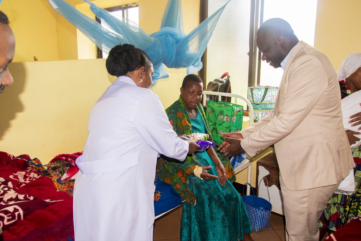 HLudewa's tweet photo. Mkuu wa Wilaya ya Ludewa, Mhe. Olivanus Thomas, ameungana na wauguzi wa Hospitali ya Wilaya ya Ludewa kuadhimisha Siku ya Wauguzi Duniani, iliyofanyika kiwilaya leo tarehe 17 mei 2025 katika viwanja vya hospitali ya wilaya ya ludewa. https://t.co/CURIeAs1YE