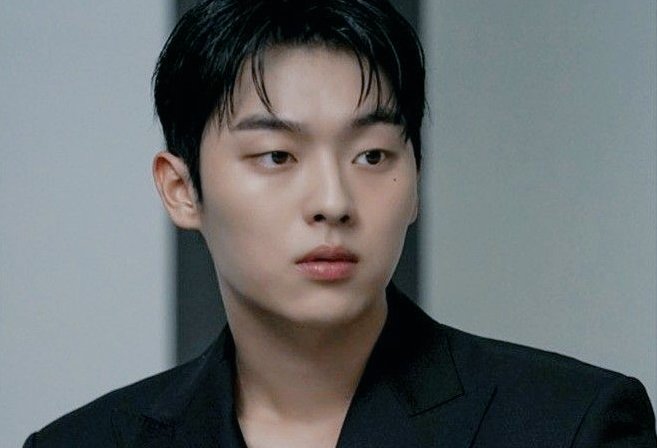 Elevator 🔞 #shse

Sieun e Suho nunca foram amigos. Mas sempre se desejaram. Quando o elevador para e a luz apaga, sobra só o desejo. Quente, sujo, urgente. Olhares viram toque, o silêncio se quebra. Entre andares, eles se comem com os olhos... e com o resto.

#shseau #whc2 #au