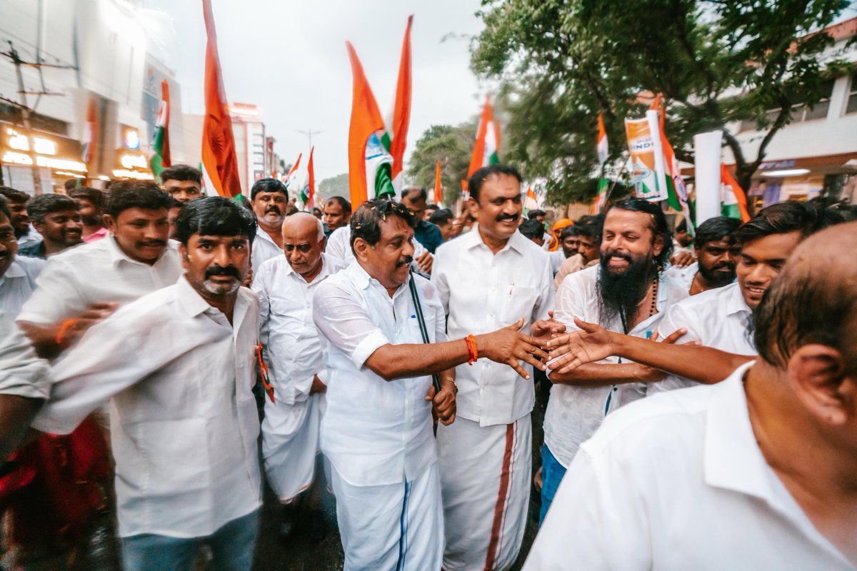 NainarBJP's tweet photo. ஆபரஷேன் சிந்தூரை வெற்றிகரமாக நடத்தி, தீவிரவாதிகளுக்கு தக்க பதிலடி கொடுத்த நமது இந்திய ராணுவத்தினருக்கும் அதற்கு வித்திட்ட நமது மாண்புமிகு பாரதப்பிரதமர் திரு. @narendramodi அவர்களுக்கும் நன்றி தெரிவிக்கும் விதமாக ஓசூரில் பிரம்மாண்டமாக நடத்தப்பட்ட மூவர்ணக் கொடி யாத்திரையில் கலந்து கொண்டேன்.