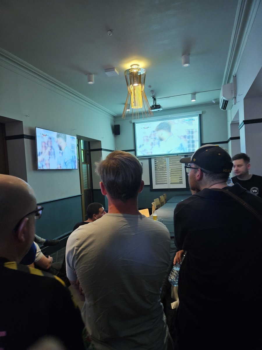 diekarasu's tweet photo. straight to the pub after the gig for FA Cup final

and palace just scored 🫤 https://t.co/YIhFvZHkV6