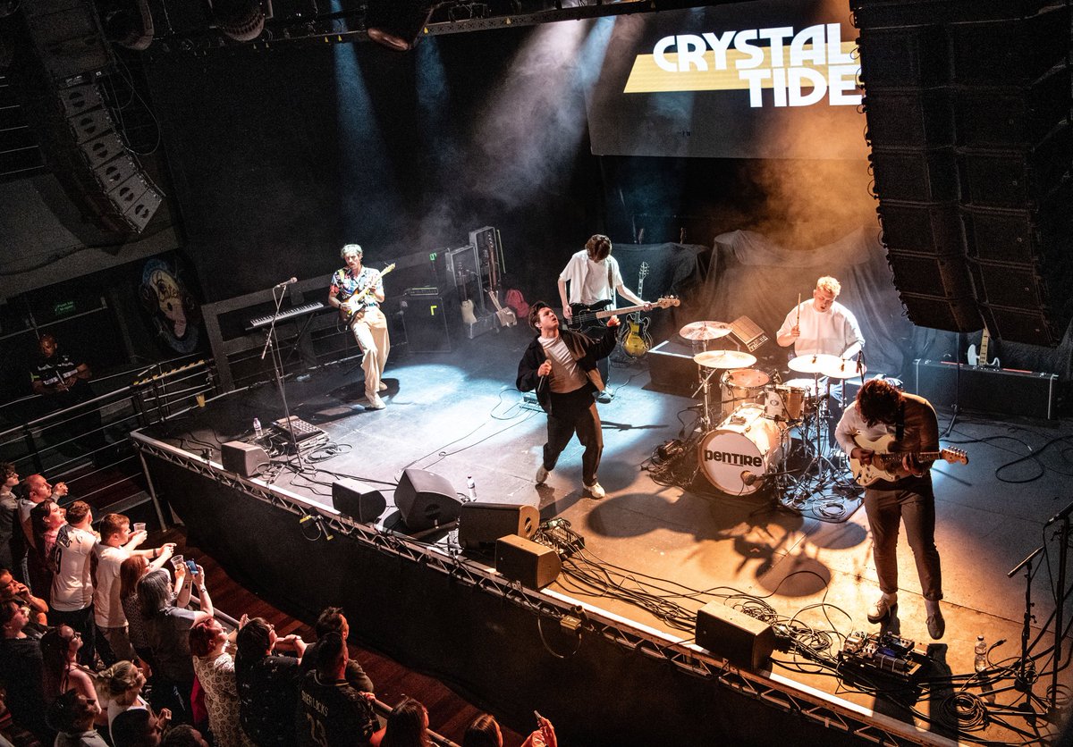 Crystal Tides (@crystaltidesuk) on Twitter photo We’ve always liked Bristol it’s a cool city but doesn’t make a big deal out of it. Like a cool Uncle who smokes or something. Anyway thanks to <a href="/TheSherlocks/">The Sherlocks</a> for having us!
Also big thank you to Luke for filling in on bass for this one!
📸 - Rhona Murphy We’ve always liked Bristol it’s a cool city but doesn’t make a big deal out of it. Like a cool Uncle who smokes or something. Anyway thanks to <a href="/TheSherlocks/">The Sherlocks</a> for having us!
Also big thank you to Luke for filling in on bass for this one!
📸 - Rhona Murphy