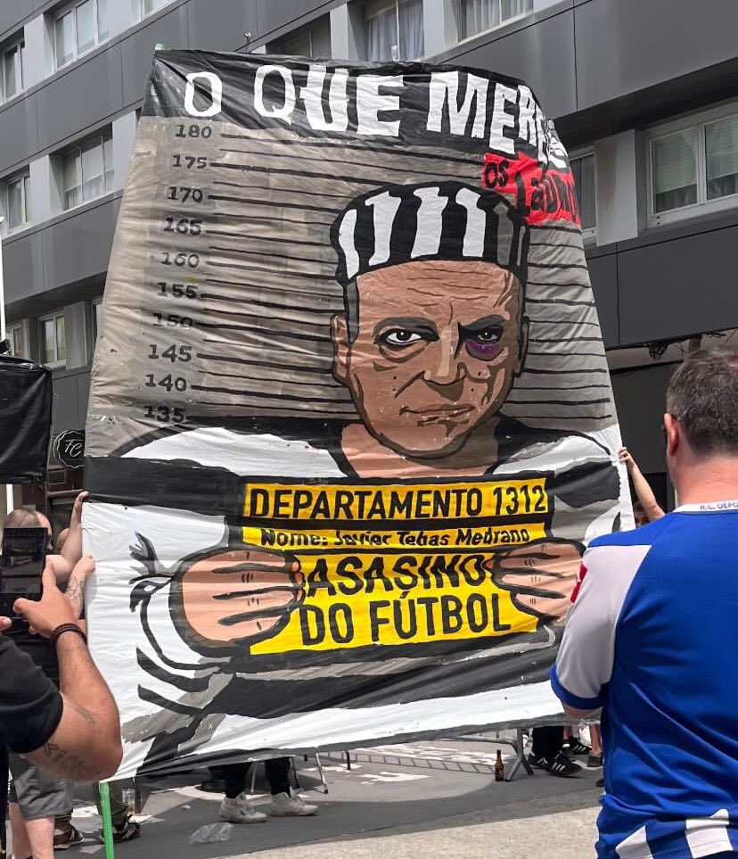 UltrasAccountOF's tweet photo. Riazor Blues abandona la grada por la represión que sufren al serles retirado distinto material de animación. 

RC Deportivo-Granada CF
17/05/25
📸@RyderBabel 

#ultras https://t.co/446ey3CKIV