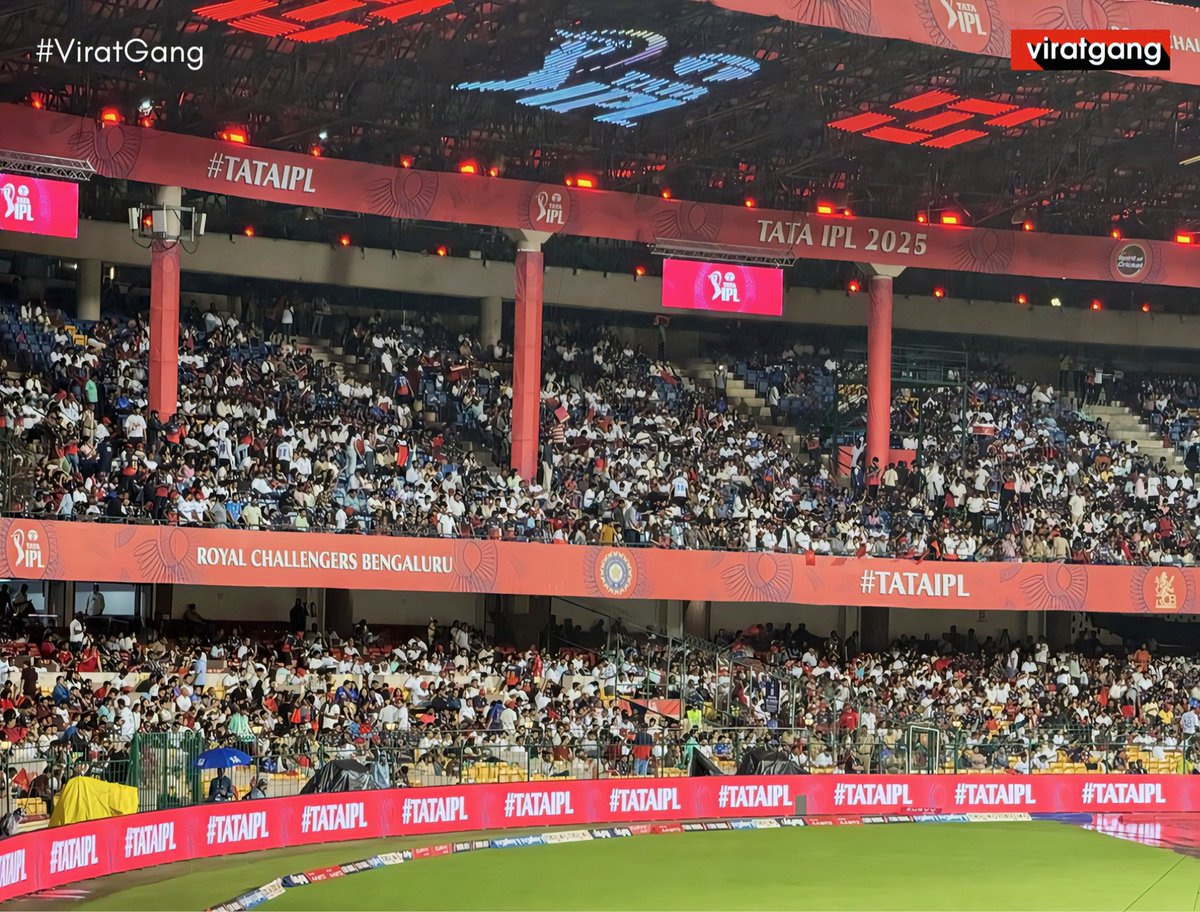 ViratGang's tweet photo. M. Chinnaswamy Stadium turns white for @imVkohli. 🥰

#ViratKohli • #RCBvsKKR • #ViratGang https://t.co/XSRST2lIUJ