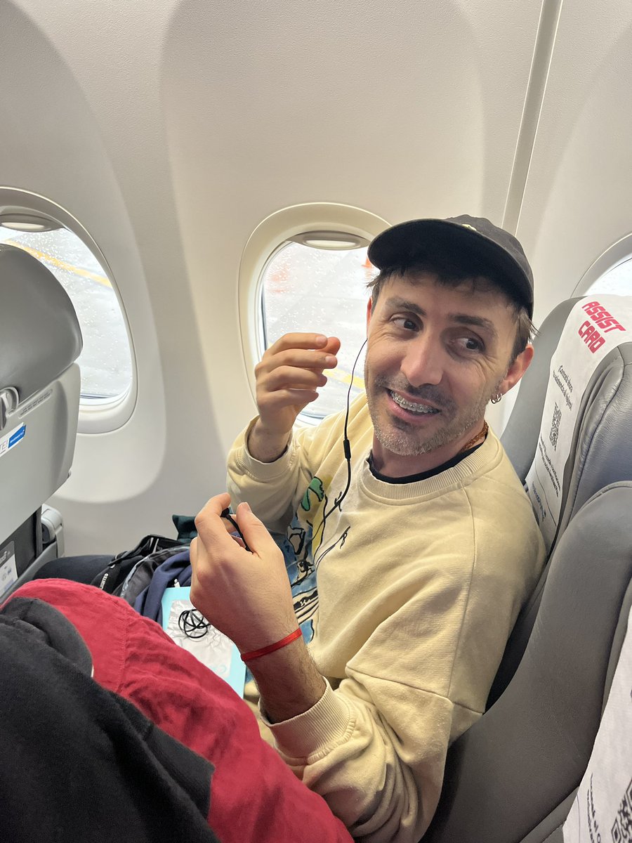 lo único que nos faltaba encontrarnos en el avión con los <a href="/amigoinvencible/">Mi Amigo Invencible</a>