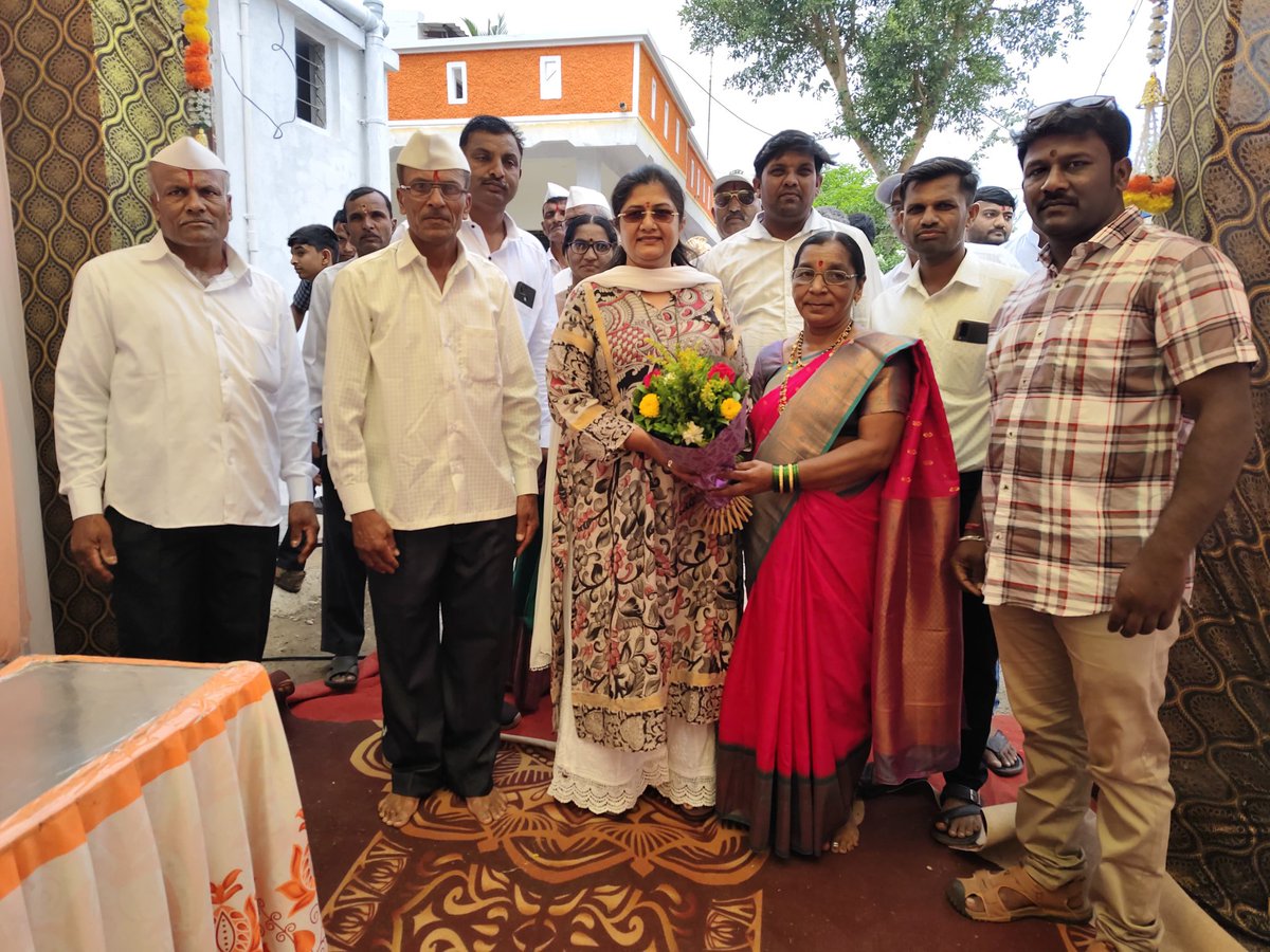 ShashikalaJolle's tweet image. ನಿಪ್ಪಾಣಿ ಮತಕ್ಷೇತ್ರದ ಹಂಚಿನಾಳ ಕೆ.ಎಸ್. ಗ್ರಾಮದಲ್ಲಿ ನಮ್ಮ ಆತ್ಮೀಯರು ಹಾಗೂ ಪಕ್ಷದ ಕಾರ್ಯಕರ್ತರಾದ ಶ್ರೀ ಅಣ್ಣಾಸಾಬ ಕಲಗೊಂಡಾ ಮಂಗಸುಳೆ ಅವರ ಸುಪುತ್ರ ಚಿ.ಸ್ವಪ್ನಿಲ ಅವರ ವಿವಾಹ ಸಮಾರಂಭದಲ್ಲಿ ಭಾಗವಹಿಸಿ,ನವ ವಧು-ವರರ ಬಾಳು ಸುಖ,ಸಂತೋಷದಿಂದ ಕೂಡಿರಲಿ ಎಂದು ಶುಭ ಹಾರೈಸಲಾಯಿತು.
#Nipani #nipanimla #HappyMarriageLife