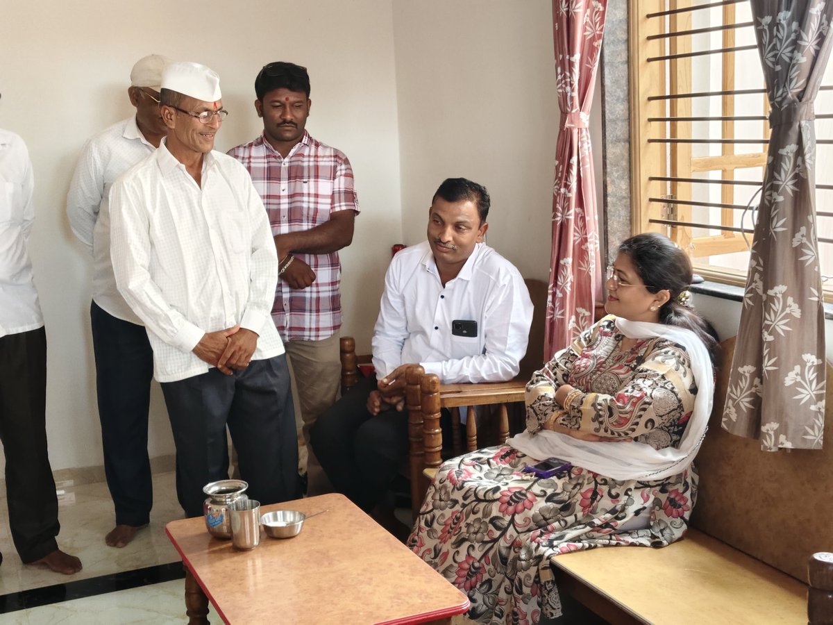 ShashikalaJolle's tweet image. ನಿಪ್ಪಾಣಿ ಮತಕ್ಷೇತ್ರದ ಹಂಚಿನಾಳ ಕೆ.ಎಸ್. ಗ್ರಾಮದಲ್ಲಿ ನಮ್ಮ ಆತ್ಮೀಯರು ಹಾಗೂ ಪಕ್ಷದ ಕಾರ್ಯಕರ್ತರಾದ ಶ್ರೀ ಅಣ್ಣಾಸಾಬ ಕಲಗೊಂಡಾ ಮಂಗಸುಳೆ ಅವರ ಸುಪುತ್ರ ಚಿ.ಸ್ವಪ್ನಿಲ ಅವರ ವಿವಾಹ ಸಮಾರಂಭದಲ್ಲಿ ಭಾಗವಹಿಸಿ,ನವ ವಧು-ವರರ ಬಾಳು ಸುಖ,ಸಂತೋಷದಿಂದ ಕೂಡಿರಲಿ ಎಂದು ಶುಭ ಹಾರೈಸಲಾಯಿತು.
#Nipani #nipanimla #HappyMarriageLife