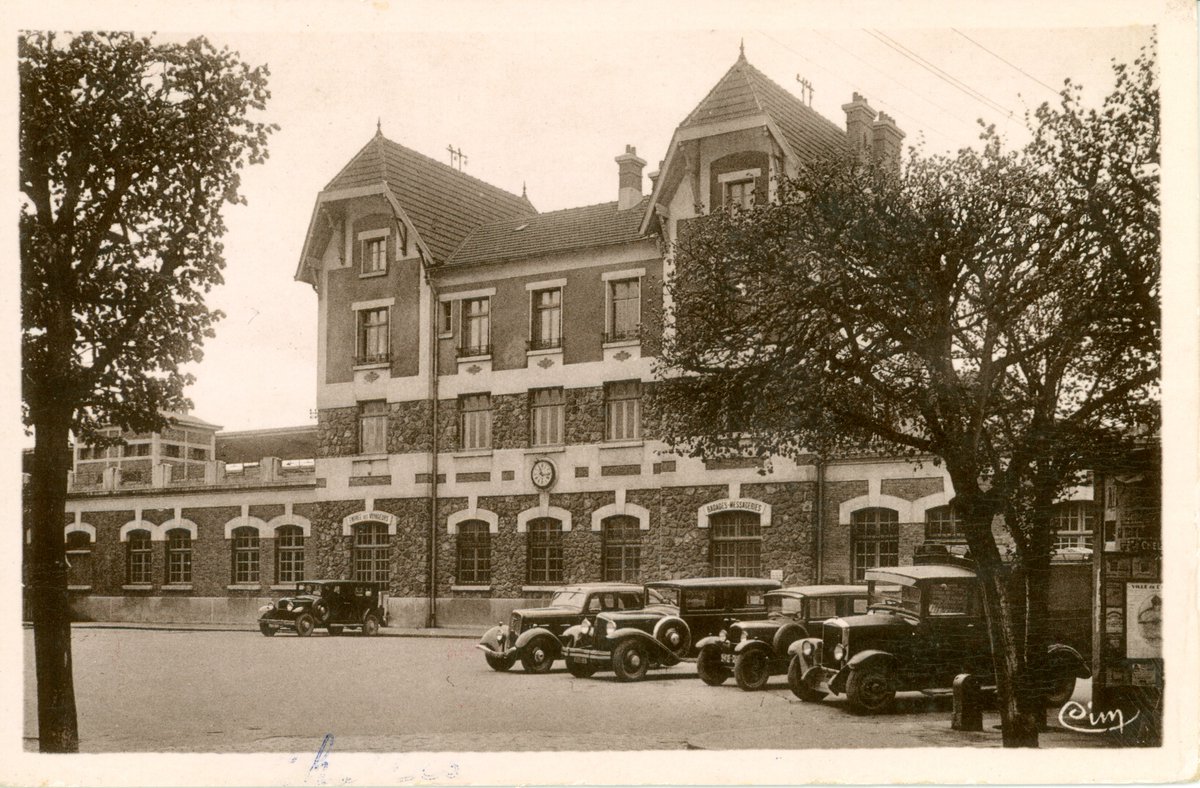 La gare de Chelles construite à l’occasion de la mise à 4 voies de la ligne de chemin de fer en 1931 
– rez-de-chaussée avec espaces voyageurs et messageries, passage sous les voies pour accéder aux quais,
–  niveau des quais, 
– deux étages avec logements de fonction.