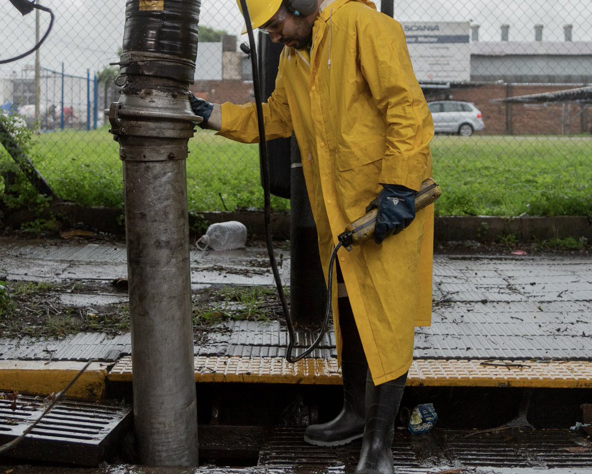 ibaistrocchi's tweet image. En la Ciudad de Buenos Aires estamos en la calle, con más de 2.300 agentes trabajando desde ayer para cuidar a los vecinos. La diferencia la hace la gestión con planificación, prevención y reacción rápida en:

✅ Más de 30 mil sumideros limpiados regularmente.
✅ 840 km de…