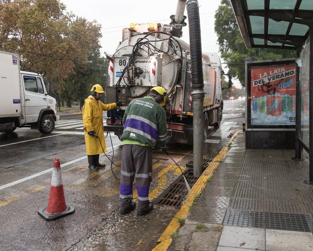 ibaistrocchi's tweet image. En la Ciudad de Buenos Aires estamos en la calle, con más de 2.300 agentes trabajando desde ayer para cuidar a los vecinos. La diferencia la hace la gestión con planificación, prevención y reacción rápida en:

✅ Más de 30 mil sumideros limpiados regularmente.
✅ 840 km de…