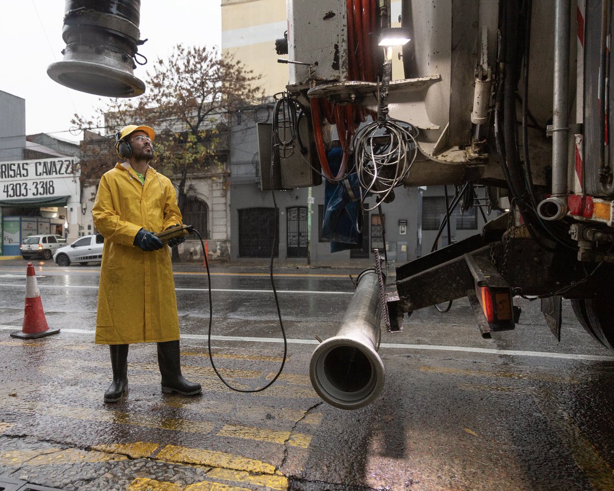 ibaistrocchi's tweet image. En la Ciudad de Buenos Aires estamos en la calle, con más de 2.300 agentes trabajando desde ayer para cuidar a los vecinos. La diferencia la hace la gestión con planificación, prevención y reacción rápida en:

✅ Más de 30 mil sumideros limpiados regularmente.
✅ 840 km de…