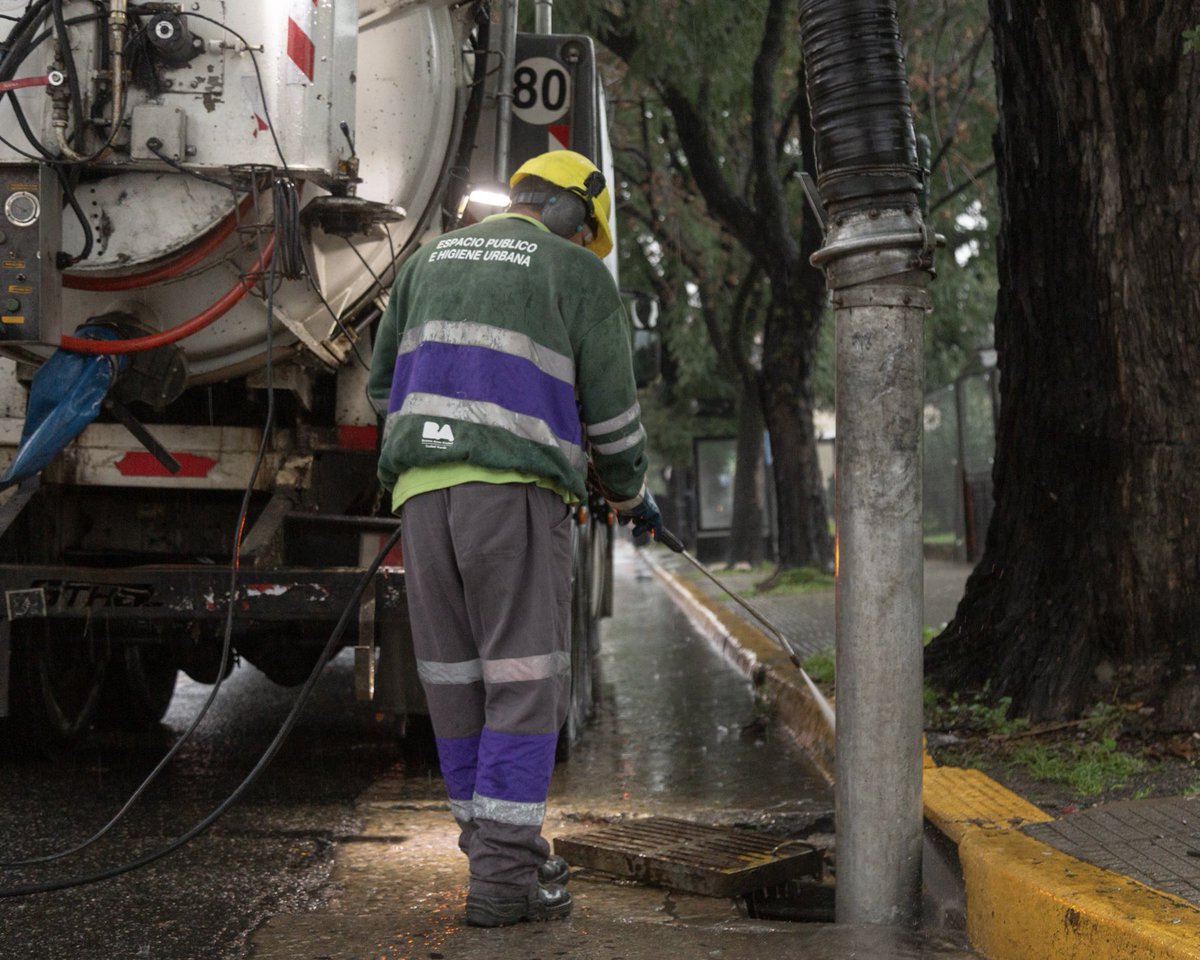 ibaistrocchi's tweet image. En la Ciudad de Buenos Aires estamos en la calle, con más de 2.300 agentes trabajando desde ayer para cuidar a los vecinos. La diferencia la hace la gestión con planificación, prevención y reacción rápida en:

✅ Más de 30 mil sumideros limpiados regularmente.
✅ 840 km de…