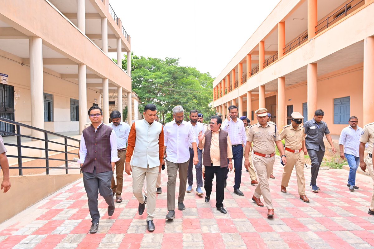 Visited Hosapete in Vijayanagara district to review the ongoing preparations for the Two-Year Achievement Celebration of the Karnataka Congress Government, accompanied by Minister <a href="/BZZameerAhmedK/">B Z Zameer Ahmed Khan</a>.

#2yearachievement #guaranteesarkara #Karnataka #congress