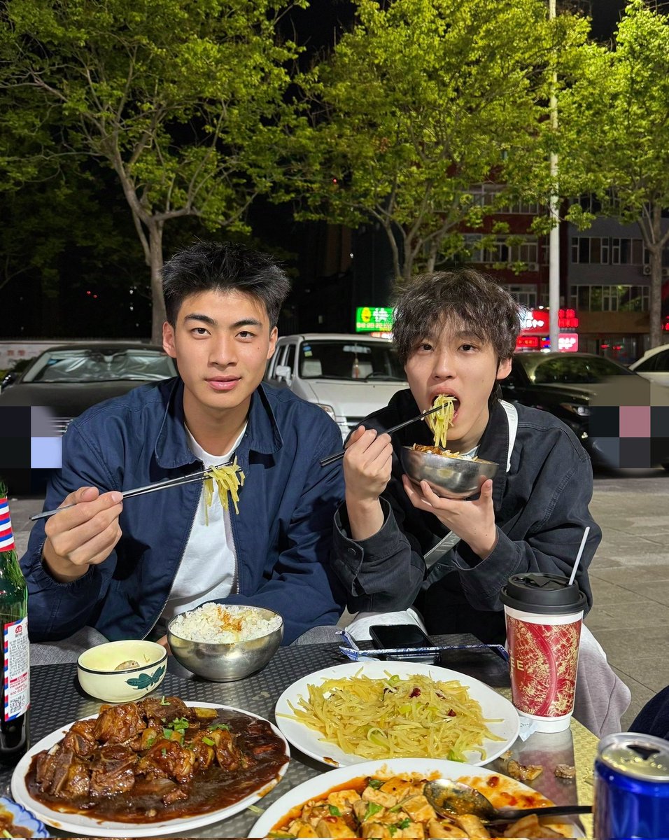 brayall89's tweet photo. 咋晚和粉丝弟弟做爱，直接坐到我大肉棒抽插到哭了，最后享受的叫爸爸     今晚有附近粉丝吗    太硬了想吃我大肉棒吗    想吃的来私我  #阳光体育生 # #同城交朋友可月吃饭   #转推截图私信我免费领取完整版福利 https://t.co/wtYQ8jN1Rs