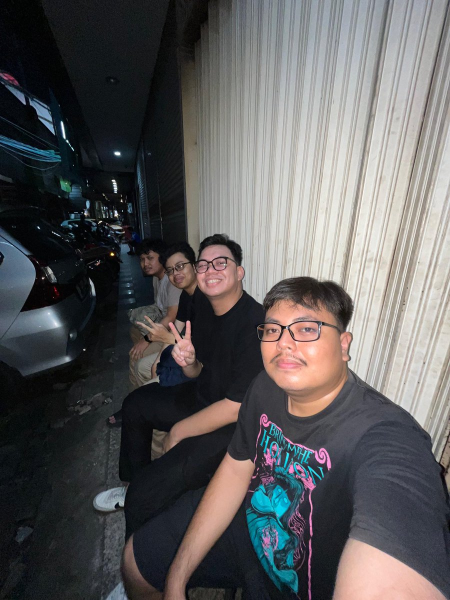 adprstio's tweet photo. Setelah dipisahkan karena covid19 tahun 2020, tahun 2025 ngumpul di jakarta. Plot twist https://t.co/fXEpOxUzMY