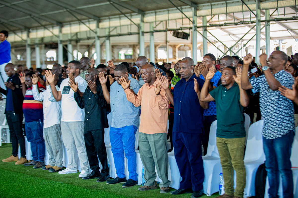 mwamposalive's tweet photo. Watu wengi wanapo ajiriwa sehemu wengi wanawaza kuiba. Acha kuwaza mawazo ya kuiba waza kutengeneza na utafanikiwa sana .

Wengi wakiajiriwa akiwa kwenye ajira huwa anaamka asubuhi sana ili kuwahi kazini ilimradi asifukuzwe. Baadae akifungua kazi yake anachelewa kwenda kufungua anaamka saa 4 asubuhi. Inaonyesha kuwa kwenye ajira ulikua mtumwa, nakushauri ile bidii uliyokuwa nayo wakati umeajiriwa ndio bidii ileile izidi zaidi katika kazi zako utafanikiwa sana  ukiijua hii mbinu.