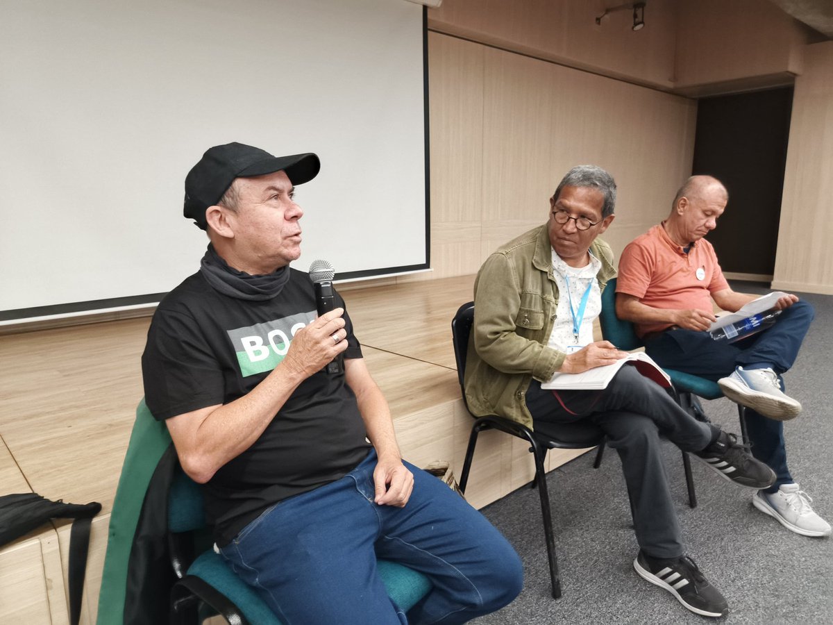 johnfermesa's tweet photo. realizamos un  conversatorio convocado la @PazDDHHmed sobre el poder ciudadano en la construcción de paz en las comunidades en los 80 y 90 en #Medellín acompañados de @JuanGraciano2 Elkin Pérez de @convivamos y @Medellin1968 de @FunSumapaz  La Paz se construye con Mano ciudadana https://t.co/sVj6RdBMB4