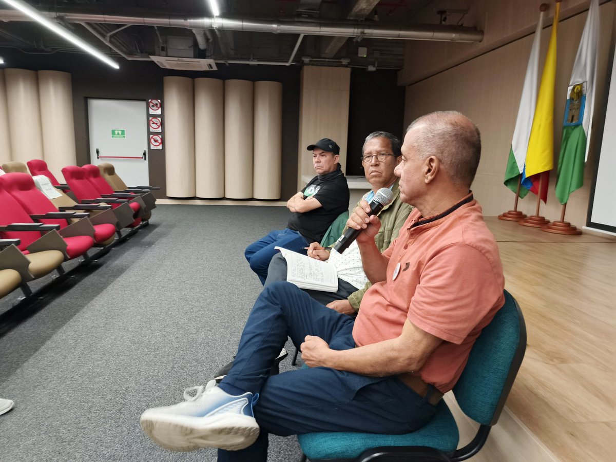 johnfermesa's tweet photo. realizamos un  conversatorio convocado la @PazDDHHmed sobre el poder ciudadano en la construcción de paz en las comunidades en los 80 y 90 en #Medellín acompañados de @JuanGraciano2 Elkin Pérez de @convivamos y @Medellin1968 de @FunSumapaz  La Paz se construye con Mano ciudadana https://t.co/sVj6RdBMB4