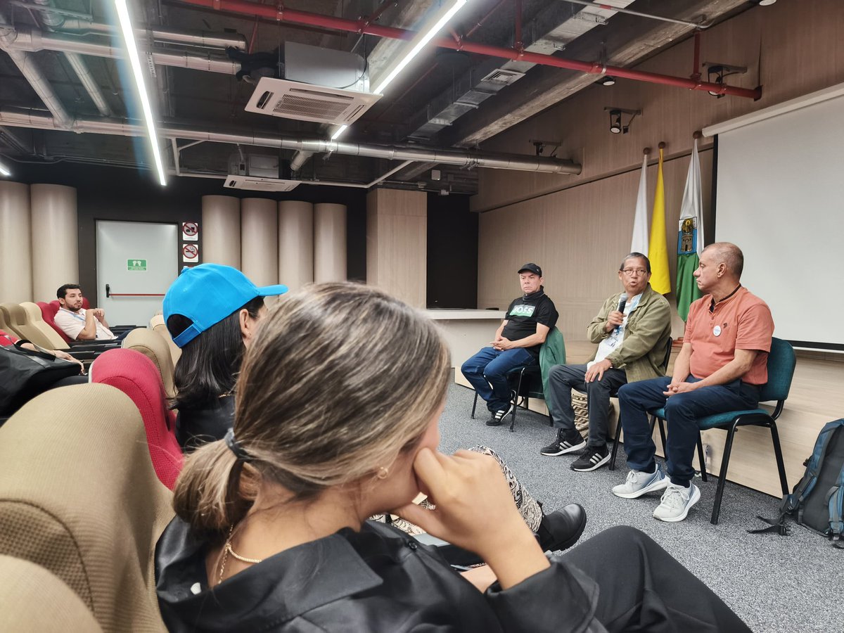 johnfermesa's tweet photo. realizamos un  conversatorio convocado la @PazDDHHmed sobre el poder ciudadano en la construcción de paz en las comunidades en los 80 y 90 en #Medellín acompañados de @JuanGraciano2 Elkin Pérez de @convivamos y @Medellin1968 de @FunSumapaz  La Paz se construye con Mano ciudadana https://t.co/sVj6RdBMB4