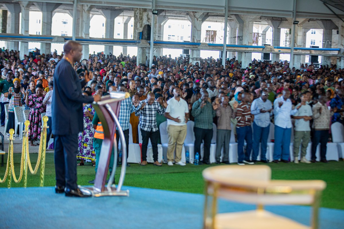 mwamposalive's tweet photo. Watu wengi wanapo ajiriwa sehemu wengi wanawaza kuiba. Acha kuwaza mawazo ya kuiba waza kutengeneza na utafanikiwa sana .

Wengi wakiajiriwa akiwa kwenye ajira huwa anaamka asubuhi sana ili kuwahi kazini ilimradi asifukuzwe. Baadae akifungua kazi yake anachelewa kwenda kufungua anaamka saa 4 asubuhi. Inaonyesha kuwa kwenye ajira ulikua mtumwa, nakushauri ile bidii uliyokuwa nayo wakati umeajiriwa ndio bidii ileile izidi zaidi katika kazi zako utafanikiwa sana  ukiijua hii mbinu.